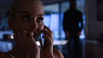 Жесткий трах блондинистой шлюшки, которая обожает большие члены