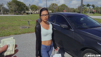 Азиаточка с побритой пиздой отдалась парню, который подцепил ее на парковке