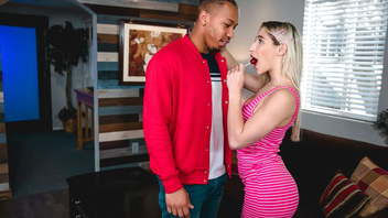 Блондинистая сучка всегда мечтала трахнуться с негром у которого большой член