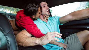 Секс с возбужденной испанской порнозвездой в машине