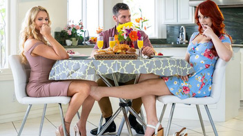 Сосед пришел в гости к соседкам на чаек и уговорил их переспать