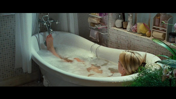 Принимает ванную