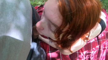 Русская  рыжая телка с татухами после минета дала раком в лесу