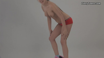 Сексуальная гимнастика от Моники №1