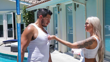 Татуированная блондинка очень любит когда кончают ей на лицо