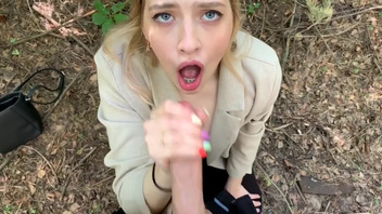 Русская  блондинка с  брекетами сосет на природе