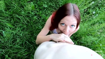 Трахнул рыжую  русскую на природе  и пописал на неё