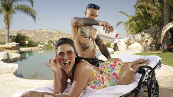 Девушка любит когда ее черный парень натирает ее маслом