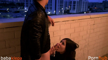 Русский минет на балконе в парадной