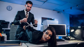 Одному мужику прислали в подарочек двух горячих телок которые ему отсосали