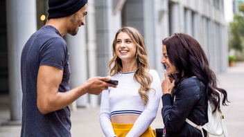 Пригласил двух девушек сняться за деньги в его порно