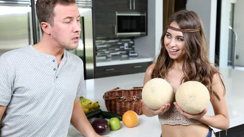 Предложила парню попробовать свои сочные дыньки на вкус