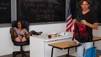 Училка соблазнила молодого студента и он ее отымел