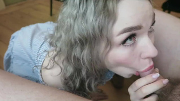 Русская  красивая  кудрявая блондинка любит глубокий минет