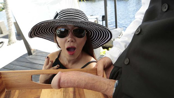 Азиаточка с большими сиськами сама натягивается на член своего приятеля