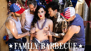 Горячая оргия с молоденькой сучкой и несколькими парнями прямо у нее дома