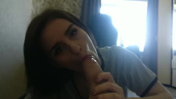 Русская  подружка сама балдеет когда ей кончают в рот