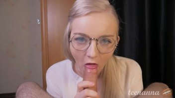 Русская   красотка Анька в очках сосет член