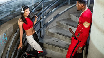 Темнокожий мажор снял очередную белую сучку которая этой ночью будет сосать его толстый член