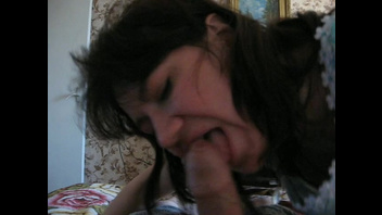 Жадная жена сосет неразрезанный член крупным планом