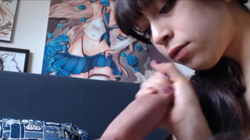 Русская  брюнетка отсосала член и дала в киску не раздеваясь