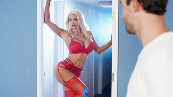 Николетт Ши купила себе новое красное белье и решила устроить сюрприз своему приятелю