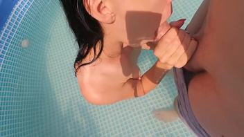 Русская горячая брюнетка дает в попу в бассейне на даче