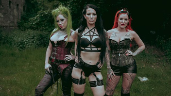 Лесбийские игры молоденьких сучек которые служат в армии