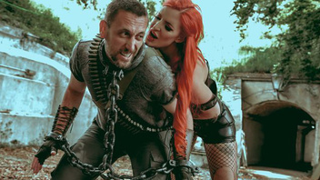 Племя амазонок загнало мужика на растерзание своей предводительнице но растерзали ее жопу