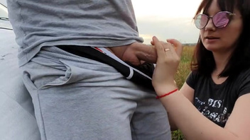 Русское,  остановив машину знакомая в очках отсосала посреди дороги в поле