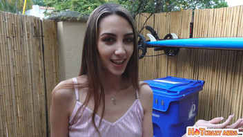 Молоденькая сучка зажала паренька во дворе и уломала на секс