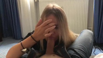 Русская  милая блондинка любит и умеет сосать член