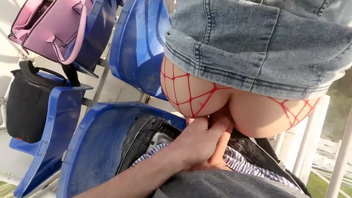 Русская веселая блондинка в колготках дала на колесе обозрения