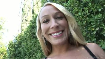 Грудастая бикса натирает бритую киску