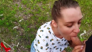 Русская  однокурсница  в шортиках отсосала член на природе