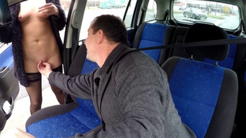 Малышка получает от взрослого дяди порцию отборного анала и горячего большого члена