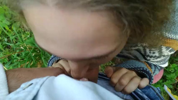 Русский   парень кончил в рот   своей подруге в лесу