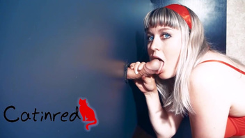 Русская  жена сосет сквозь стену