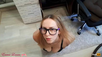 Русская  подруга в очках отсосав член дала раком