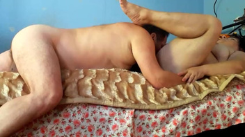 Русский   мужик трахнул раком полную зрелую жену