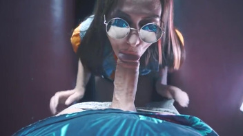 Русская  юная похотливая сучка отсосала  толстый член прямо в поезде