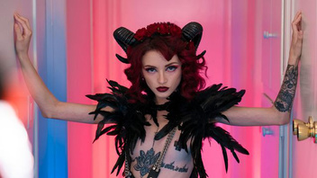 Лола очень сильно любит роливые игры и еще больше анальный секс