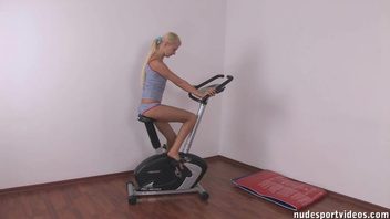 Эйми (Amie) занимается гимнастикой в тренажёрном спортзале