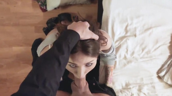 Русский вор дал в рот молодой девушке