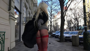 Аппетитная сучка в красном белье трахается со своим мужиком после прогулки с голой жопой по улице