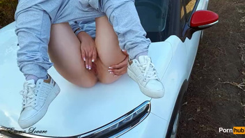 Русская деваха кончает сквиртами на капоте машины