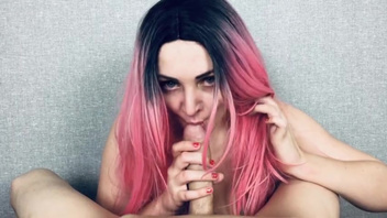 Русская глазастая подруга отсосала член смакуя сперму