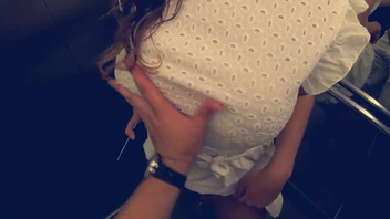 Быстрый секс в лифте университета