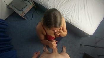 Русская  жена Маша отсосала член на  коленях