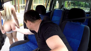 Жена дала своему мужу и получила сказочное наслаждение от страстного секса на заднем сидении авто